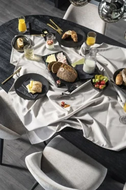 Aron Zwart Eettafel